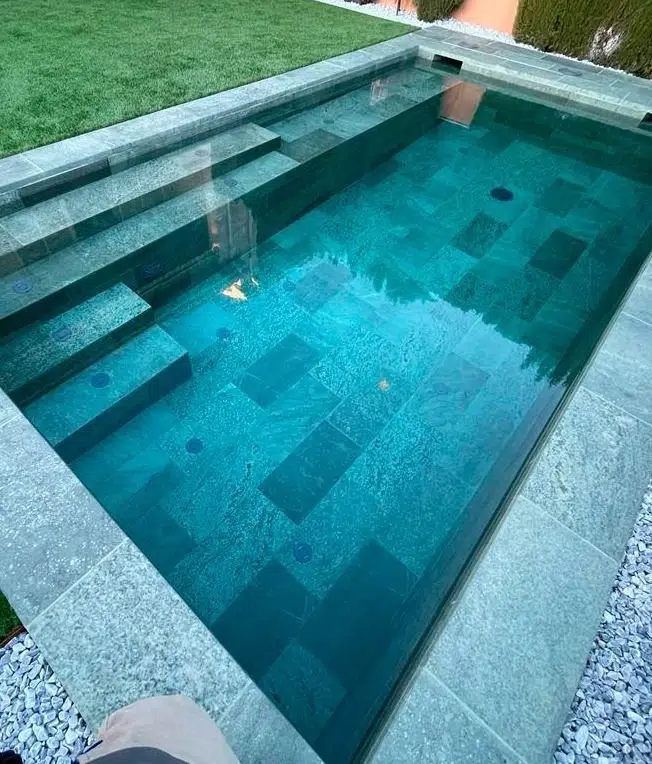 Petite piscine carrelée avec marches