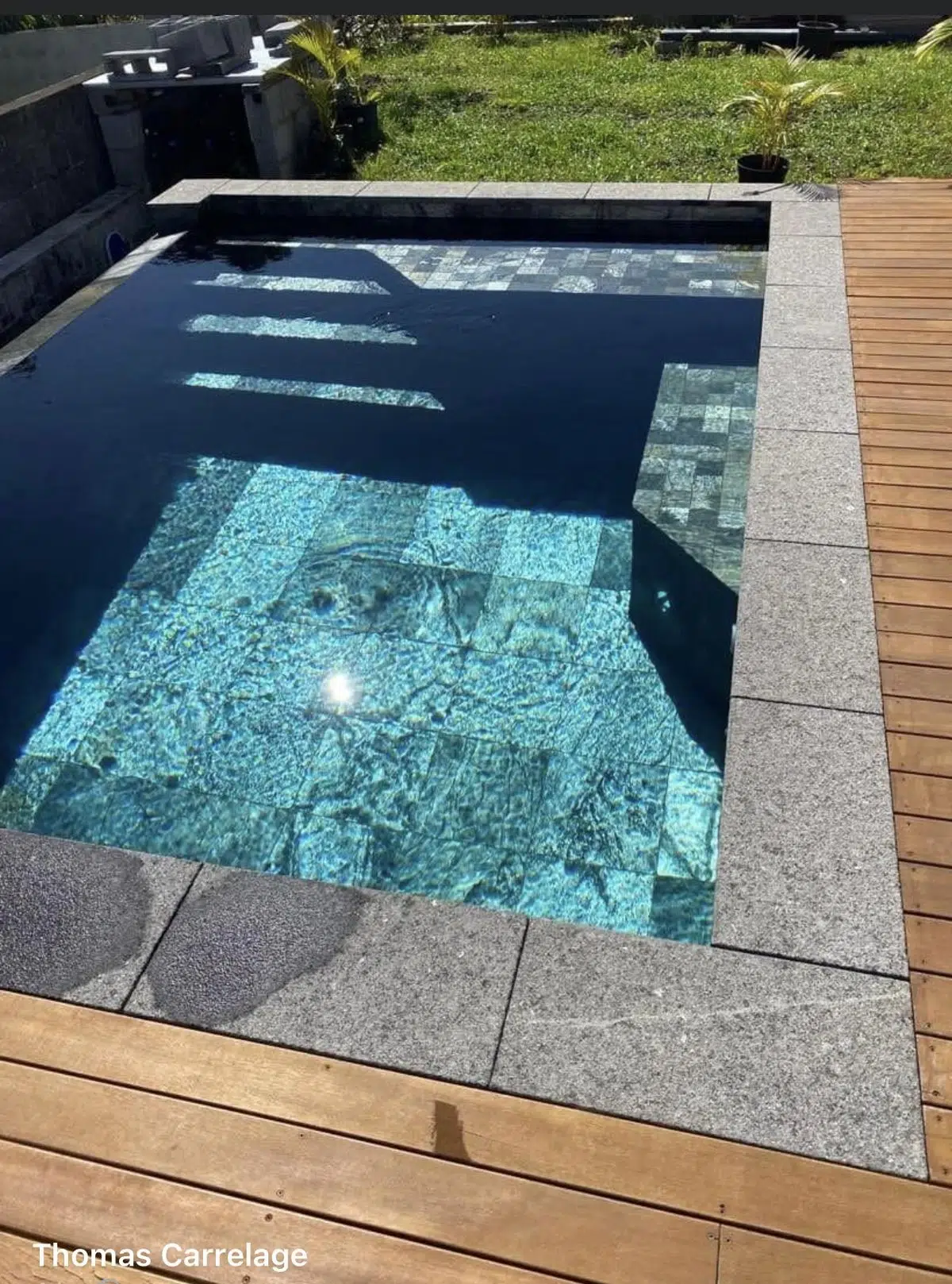 Piscine avec carrelage moderne