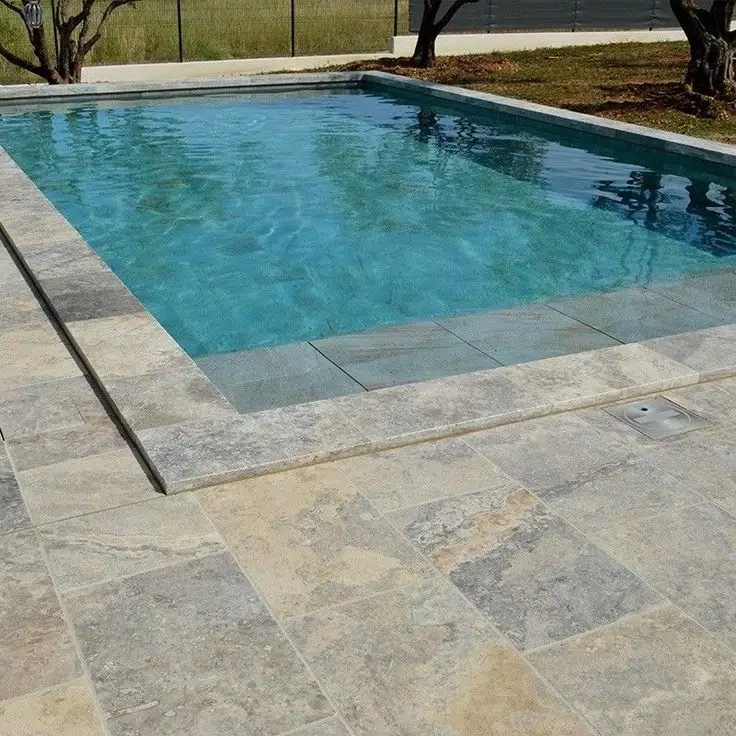 Piscine avec carrelage en pierre