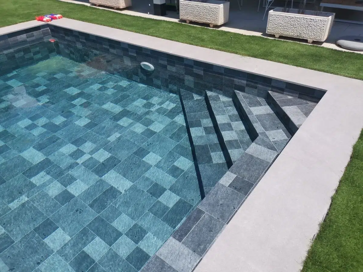 Piscine carrelée avec escalier