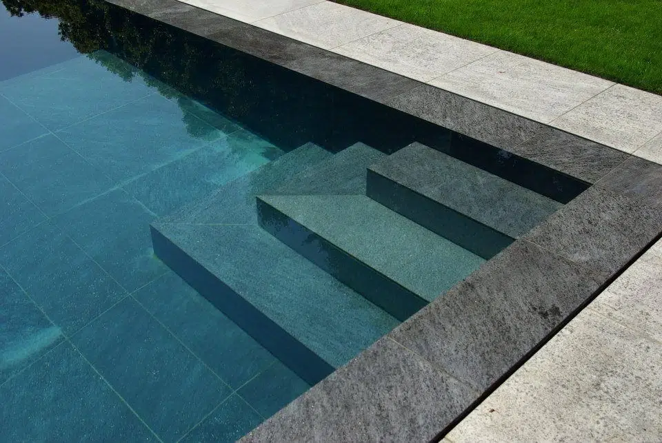 Piscine avec escalier immergé