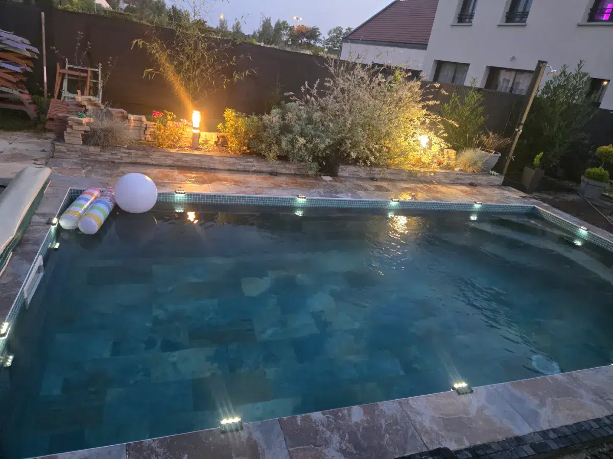 Piscine carrelée avec éclairage nocturne