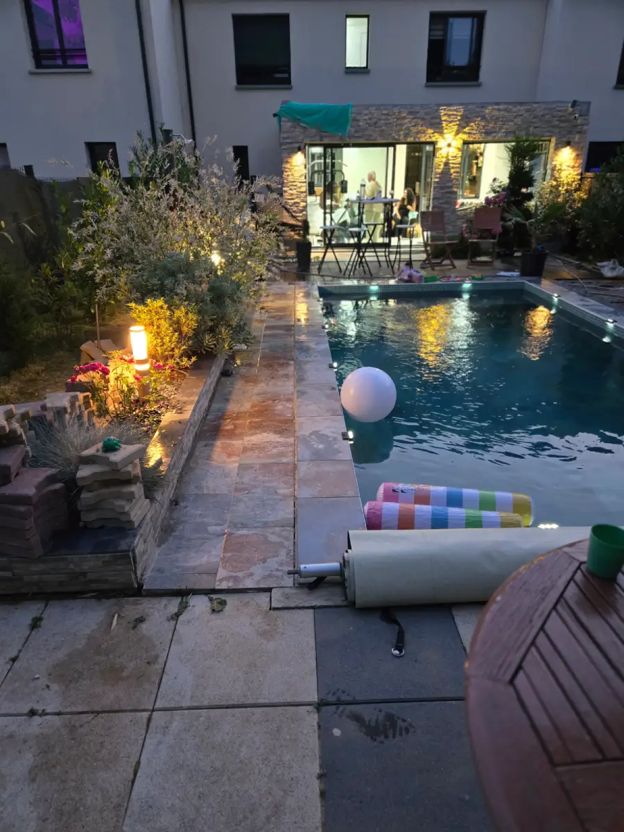 Piscine carrelée avec éclairage et terrasse