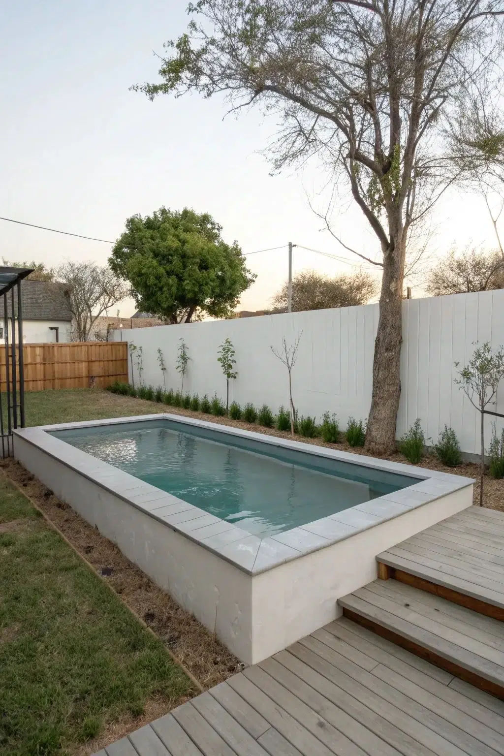 Petite piscine semi-enterrée dans un jardin