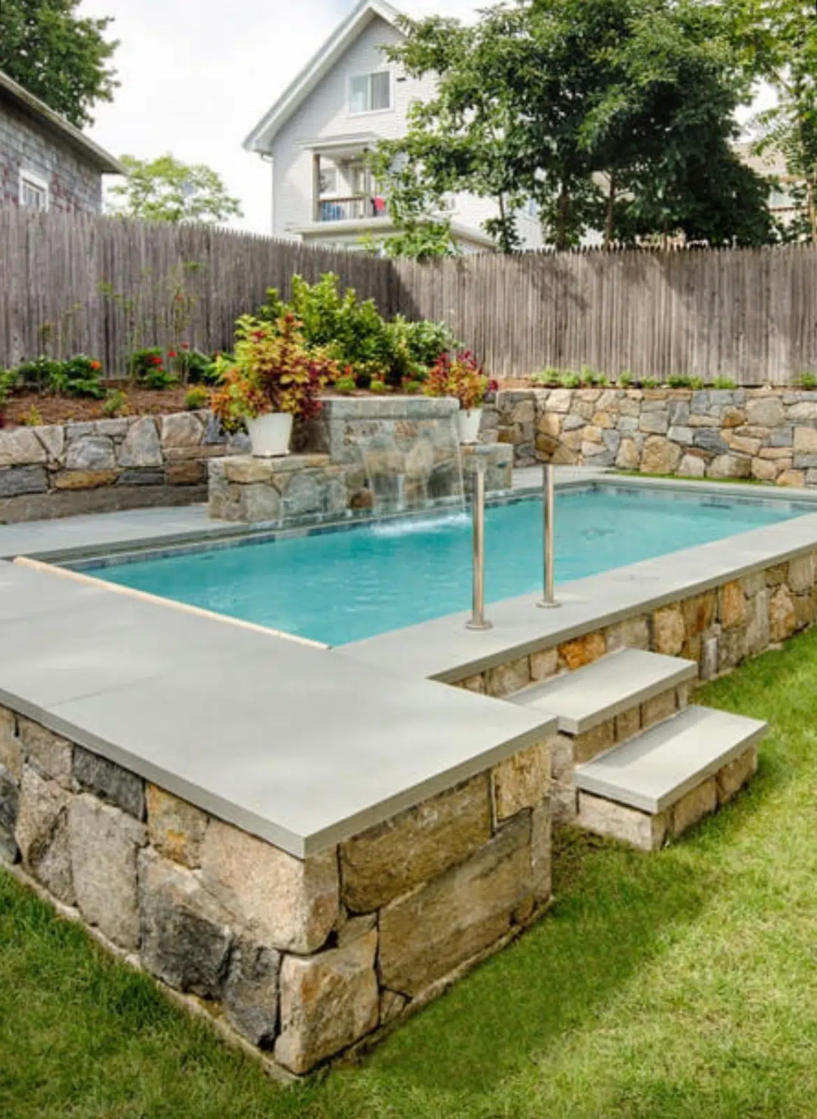 Piscine semi-enterrée en pierres