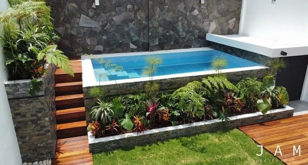Piscine semi-enterrée avec jardin